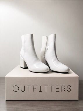 Urban Outfitters Size 6 White Block Heel Ankle Boots -